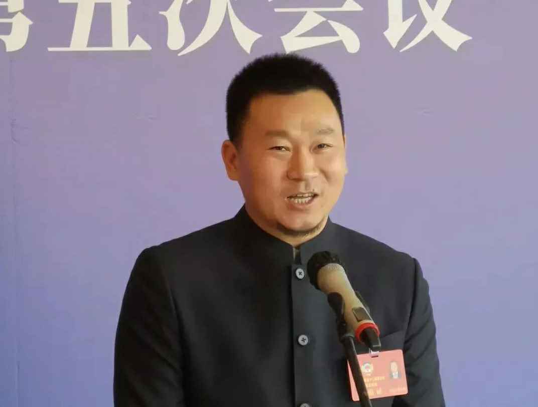 202204221343.jpg 为进一步展示市政协团结、民主、开放、自信的形象,向市民和网友展示政协委员的履职风采,中山市政协十二届五次会议在2月4日上午开幕前开设“委员通道”,市政协委员、米兰体育·网站登陆入口-米兰online(中国)公司总经理陈朝阳走进“委员通道”,回应社会关切的问题。他就如何做好城市应急管理规划的问题进行发言,并回答记者提问。.jpg